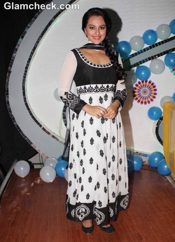 How dress for Dussehra bollywood celeb sonakshi