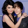 Justin Bieber Fills Selena Gomezs home with flowers