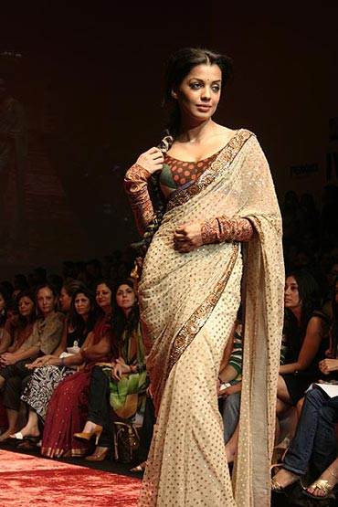 sophisticate sari for evening parties