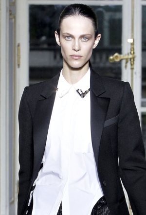 Androgynous look for Women-white shirt