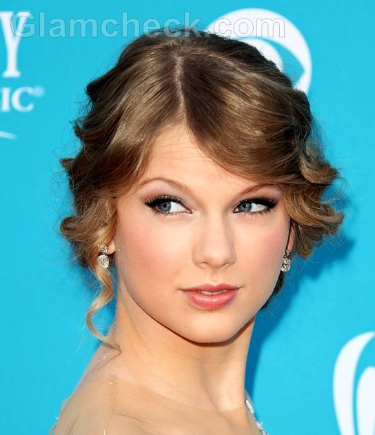 taylor swift red hair. Taylor Swift Hairstyle: Side
