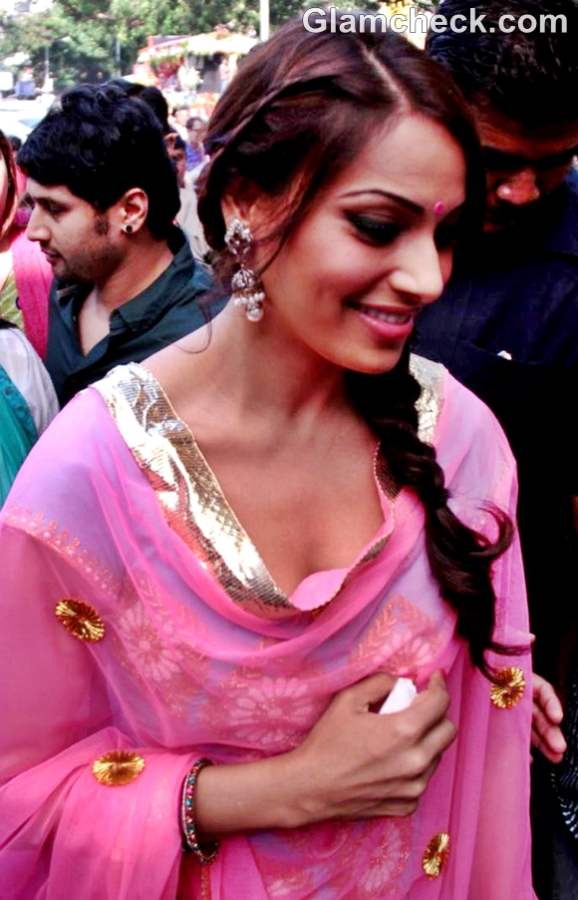 Bipasha Basu at Siddhivinayak Temple Ganpati Darshan