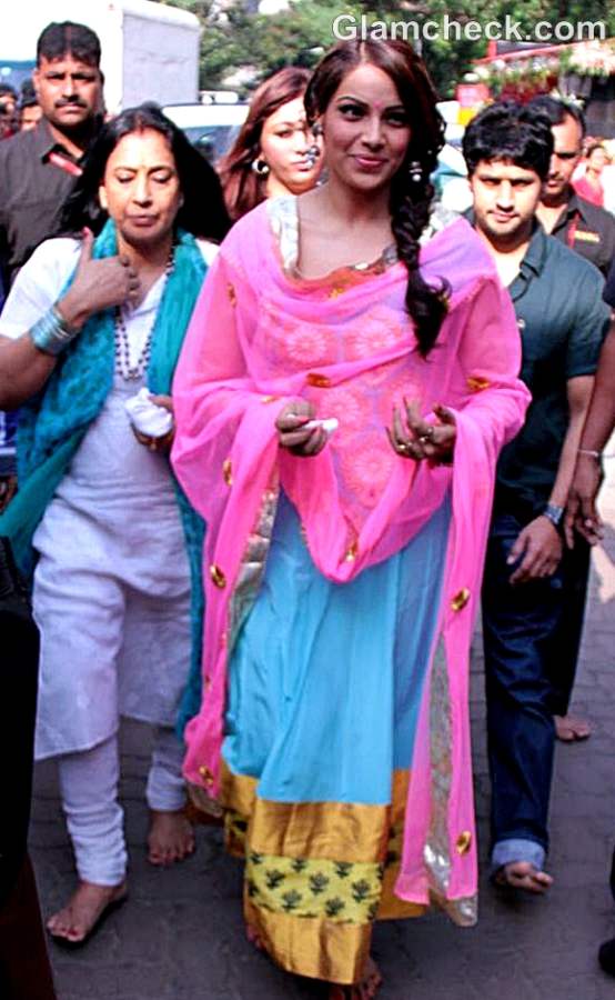 Bipasha Basu is salwar kameez Siddhivinayak Temple