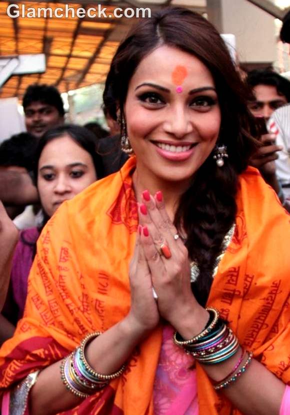 Bipasha Basu visits Siddhivinayak Temple Ganpati Darshan