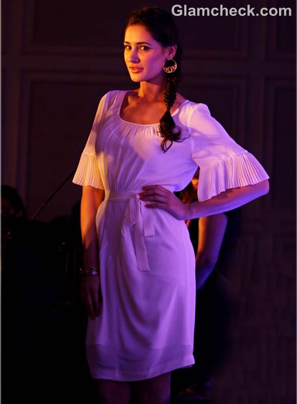 Nargis Fakhri white dress launch New HCL Ultrabook