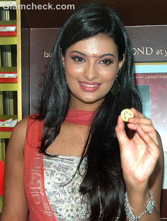 Sayali Bhagat Launches Gold Diamond ATM Vending Machine Ganeshotsav