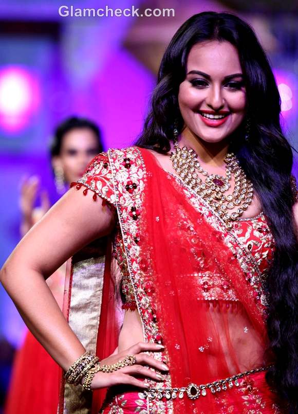 sonakshi sinha jyotsna Tiwari Aamby Valley India Bridal Fashion Week 2012