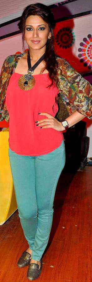 sonali bendre aquamarine colored denims 2012