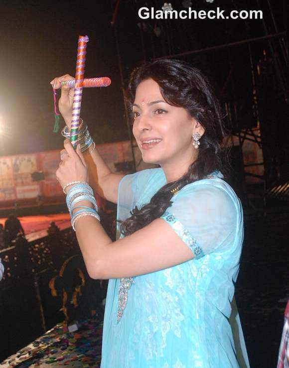 Xnxx Juhi Chawla Ki Hindi - Juhi Chawla Promotes â€œMain Krishna Hoonâ€ at Falguni Pathak's Dandiya Party  â€” Indian Fashion