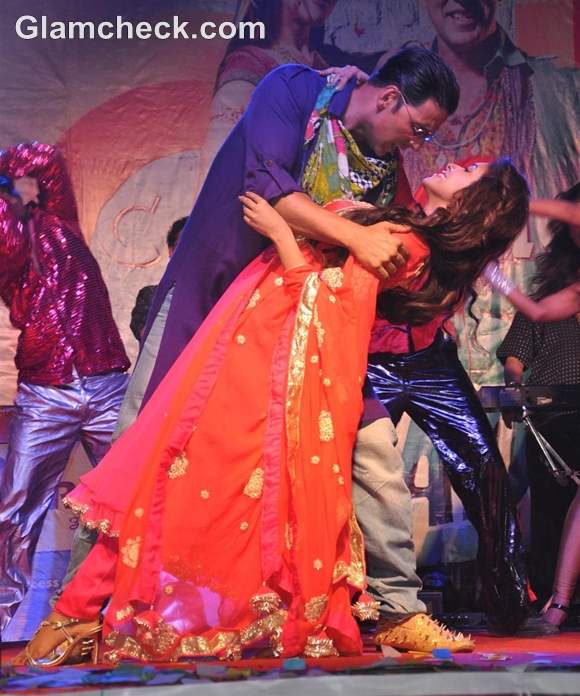 Akshay Kumar Asin Promote Khiladi 786 kiss controversy at Mithabai College