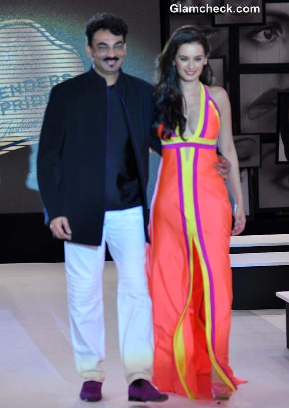 Evelyn Sharma Walks for Wendell Rodricks at Blenders Pride Fashion Tour 2012