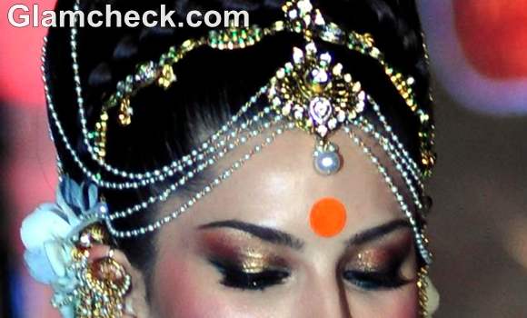 Indian bridal makeup trend 2012 orange bindi