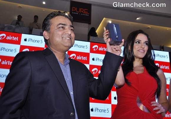 Neha Dhupia Launches iPhone 5 in New Delhi