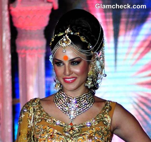 Sunny leone Indian bridal look Grand Fashion Extravaganza