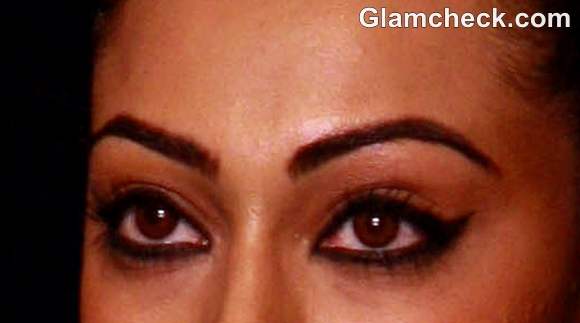 Indian Makeup DIY winged eyeliner