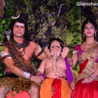 Mahadev Ganpati and Parvati on a jhoola on the sets of Devon Ke Dev Mahadev