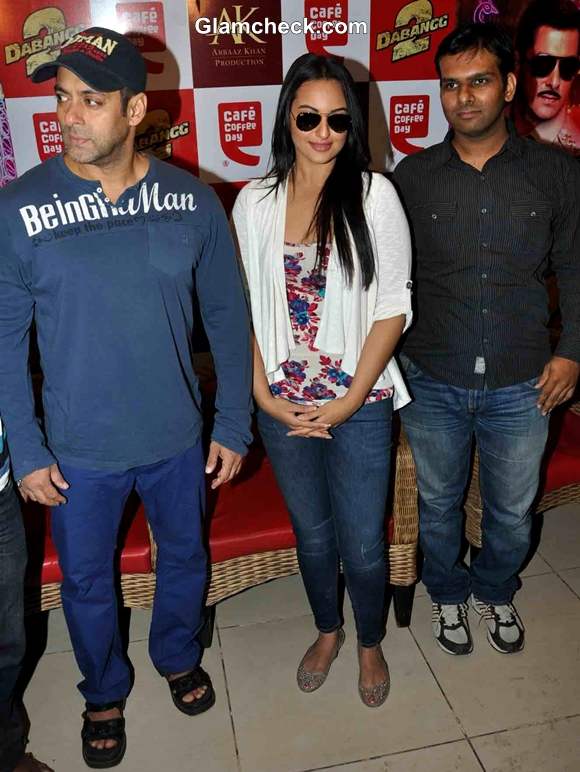 Salman Khan Sonakshi Sinha Promote Dabangg2 At CCD In Mumbai