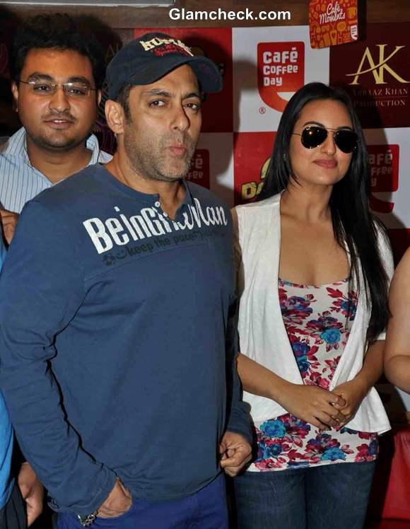 Salman Sonakshi Promote Dabangg2 At CCD In Mumbai