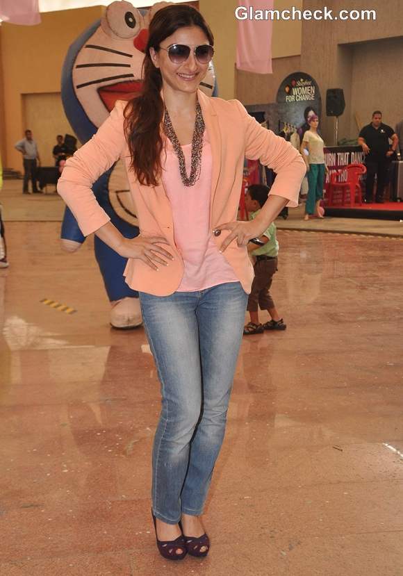 Soha Ali Khan in Coral Candy colors at the Pinkathon 2012 event