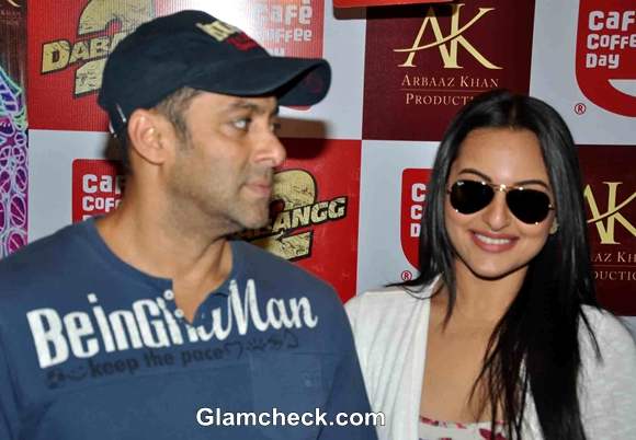 Sonakshi Sinha Salman Khan Promote Dabangg2 At CCD In Mumbai