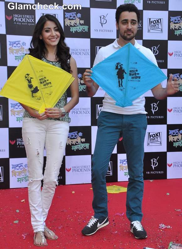 Anushka Sharma  Imran Khan Promote Matru Ki Bijlee Ka Mandola At Phoenix Mall Mumbai