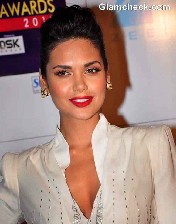 Esha Gupta Zee Cine Awards 2013