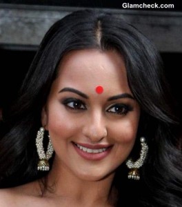 Sonakshi Sinha Channels Old Bollywood at “Lootera” Trailer Launch ...