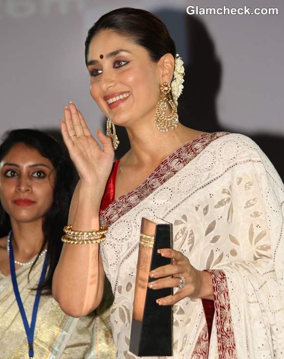 Kareena Kapoor receives NDTV Indian of the Year 2012 award