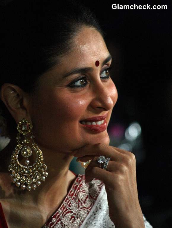 Kareena Kapoor traditional 2013 at NDTV Indian of the Year 2012