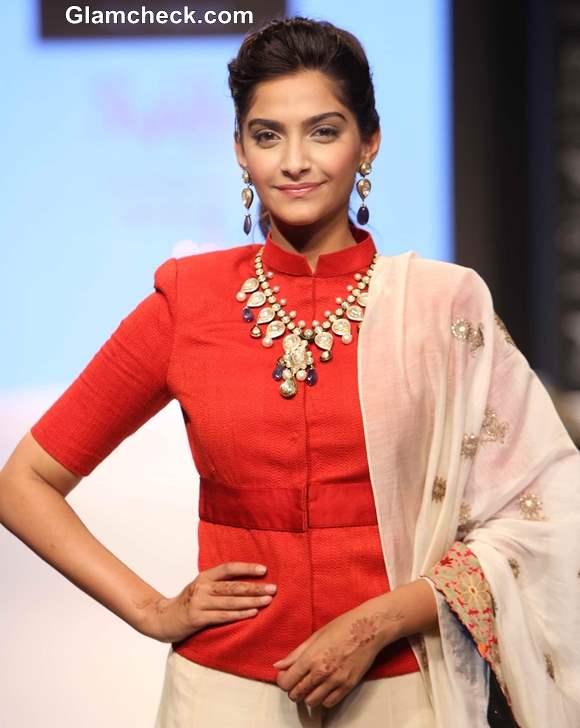 Sonam Kapoor IIJW 2013 New Delhi