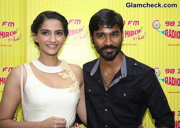 Sonam Kapoor Dhanush Promote Raanjhanaa Ka Lallan on Radio Mirchi