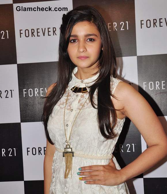 Alia Bhatt in Black & White at the Launch of Forever 21 in Mumbai ...