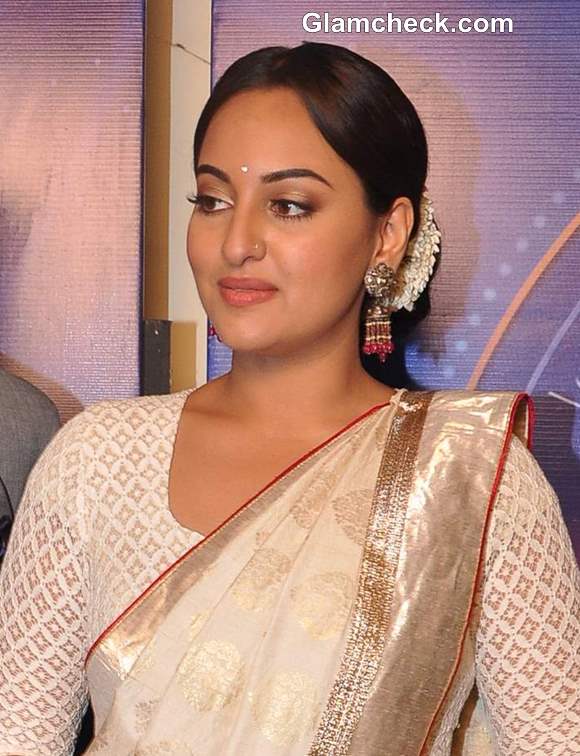 Sonakshi Sinha Promotes Lootera on Indias Dancing Superstar