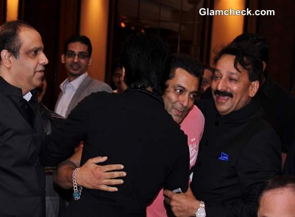 Shahrukh Salman Embrace at Iftar Party