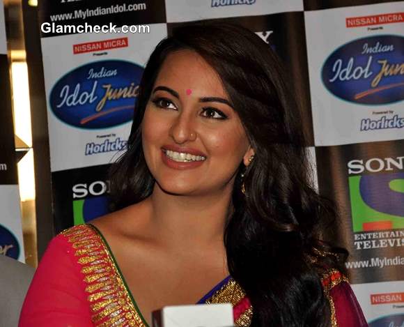 Sonakshi Sinha 2013 Promotes Lootera on Indian Idol Jr