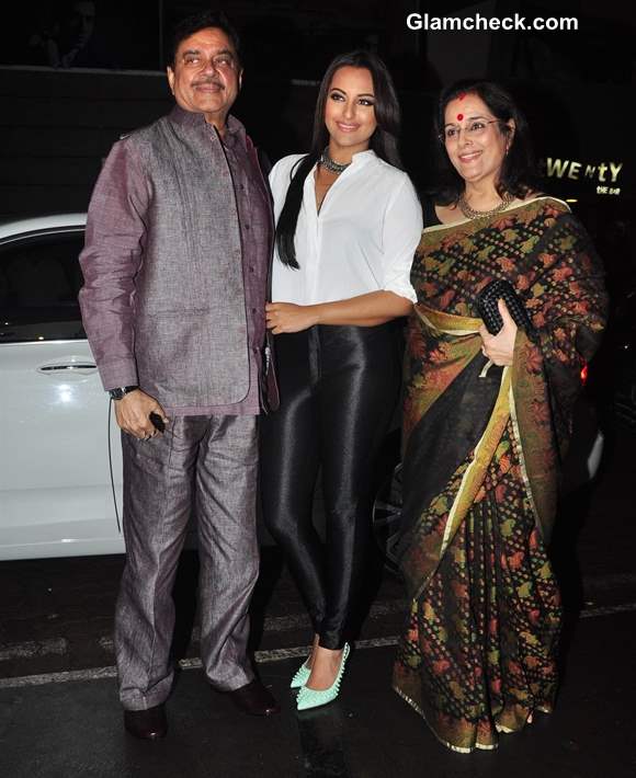 Sonakshi Sinha with Shatrugan Sinha Poonam Sinha at Lootera success bash