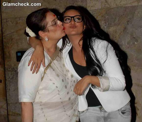 Sonakshi Sinha with mother Poonam Sinha Lootera Special Screening
