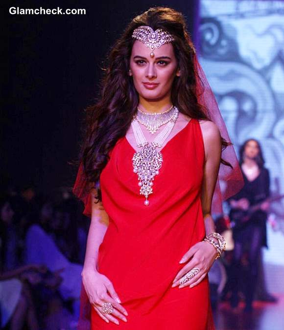 2013 IIJW Gehna Jewellers Evelyn Sharma