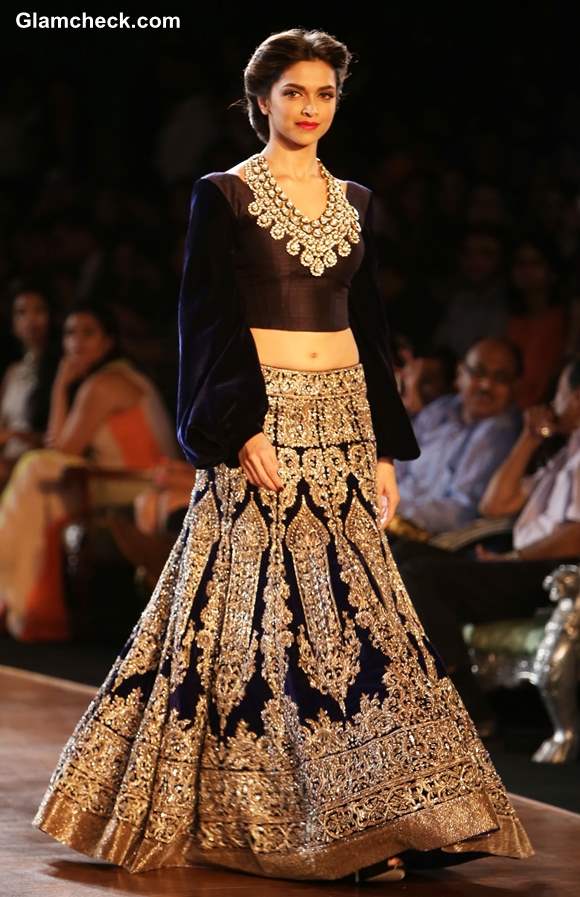 Deepika Padukone Showstopper Manish Malhotra Delhi Couture Week 2013