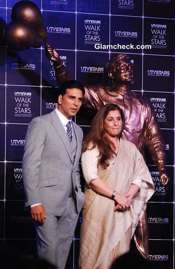 Dimple Kapadia Akshay Kumar Unveils Bronze Statue of Late Rajesh Khanna