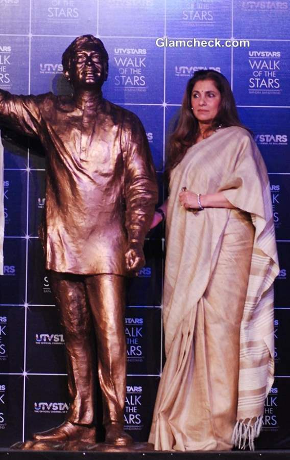 Dimple Kapadia Unveils Bronze Statue of Late Rajesh Khanna