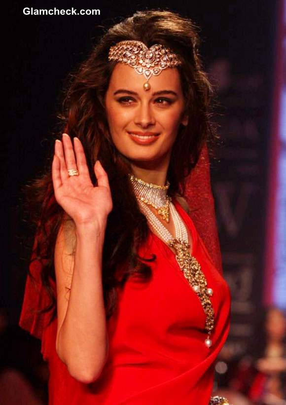 Evelyn Sharma Show-stopper for Gehna Jewellers at IIJW 2013