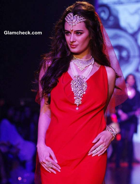 Evelyn Sharma for Gehna Jewellers at IIJW 2013