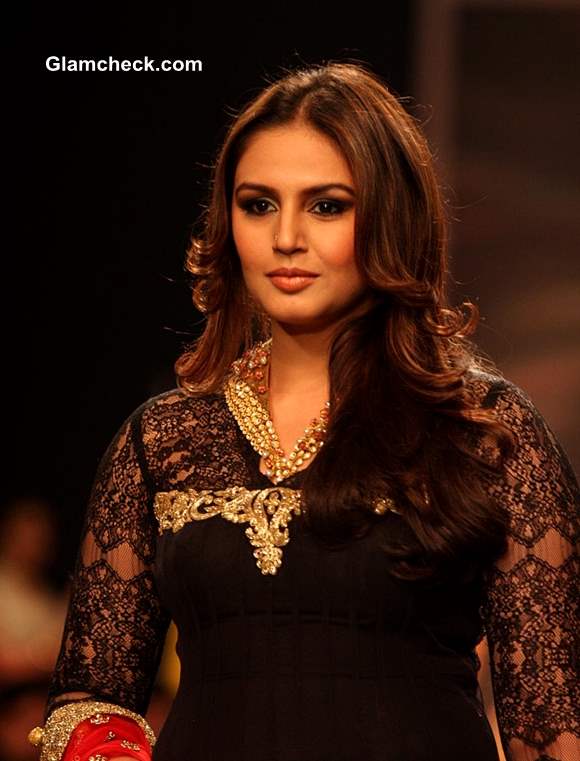 Huma Qureshi  IIJW 2013 Auro Gold Jewels  Show