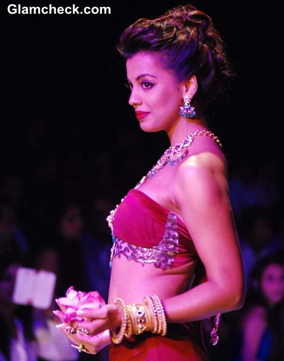 IIJW 2013 Mugdha Godse for Apali Jewellers