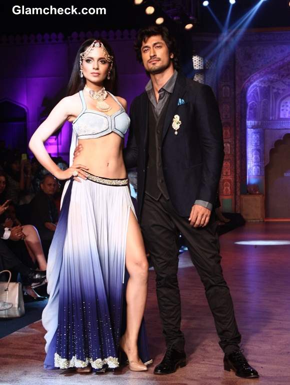 Kangana Ranauat and Vidyut Jamwal IIJW 2013 for Birdichand Ghans