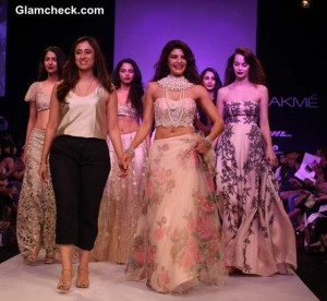 Jacqueline Fernandez Show Stopper for Shehla Khan at LFW Winter-Festive ...