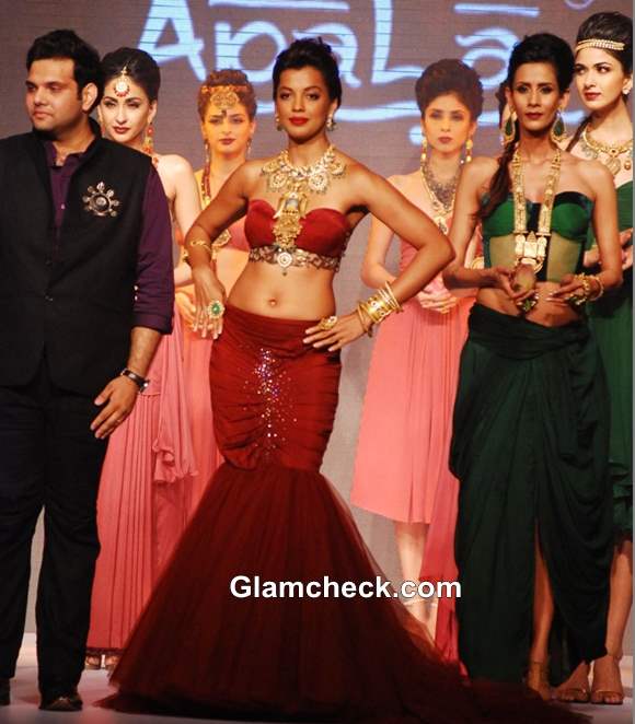 Mugdha Godse Show stopper for Apali Jewellers at IIJW 2013 – Day 1