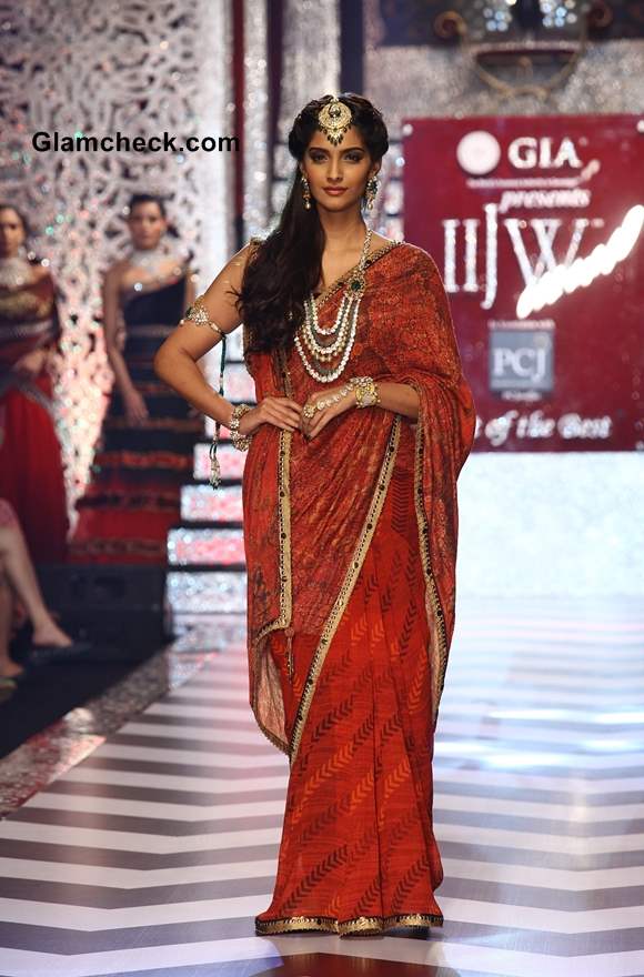 Sonam Kapoor IIJW 2013 Grand Finale