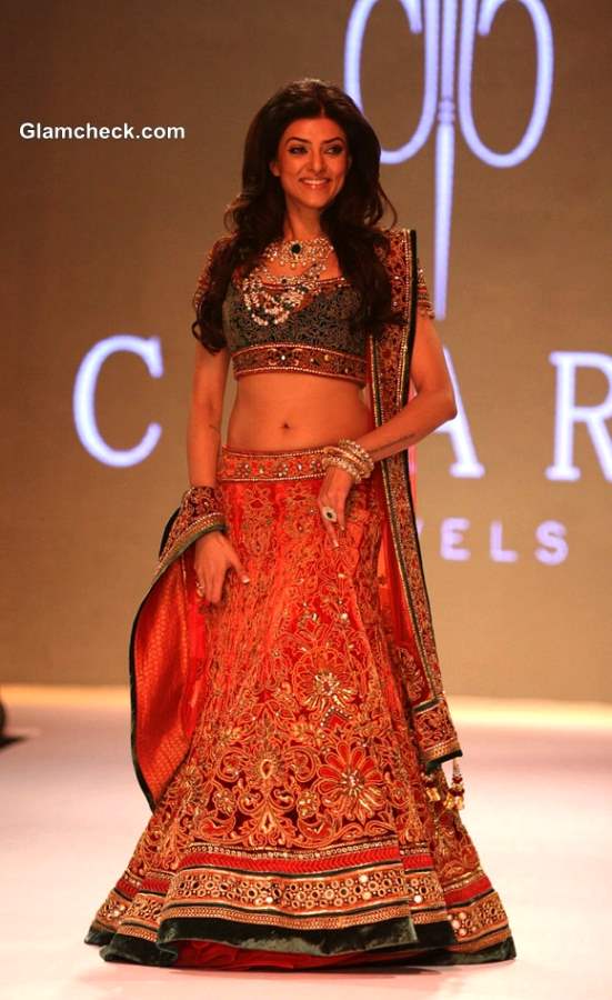 Sushmita Sen at IIJW 2013 for Charu Jewels